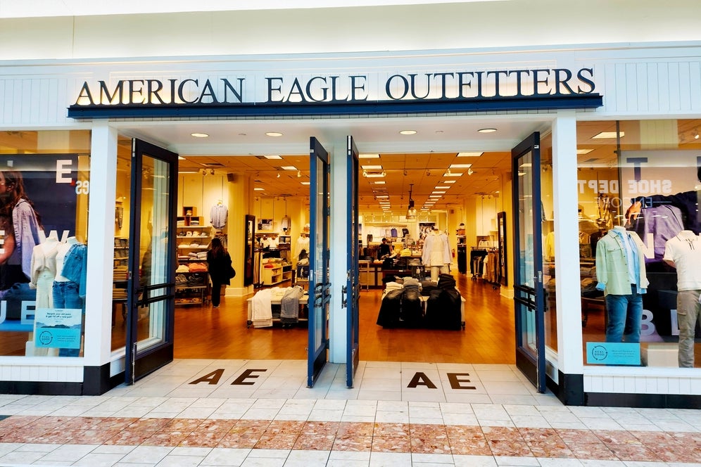 American Eagle Boosts Q4 Operating Profit Outlook After Strong Holiday Sales Growth: Details - American Eagle Outfitters (NYSE:AEO)